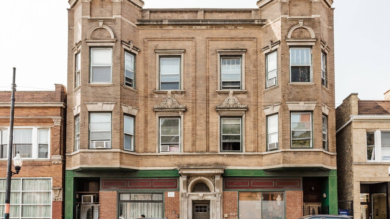 Foto principal - 2941 W Belmont Ave