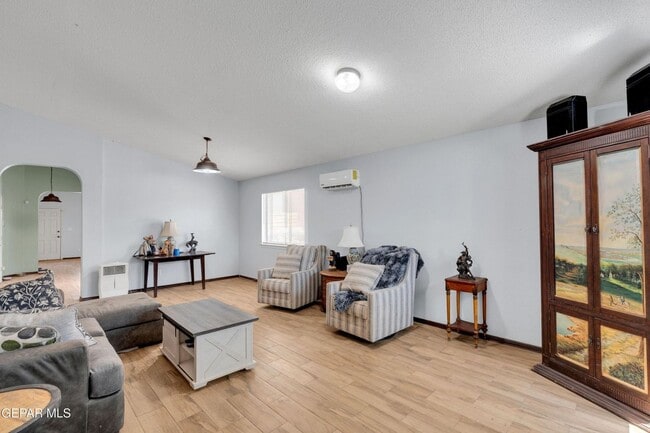 Building Photo - Northeast El Paso 3 bed with Refrig A/C an...