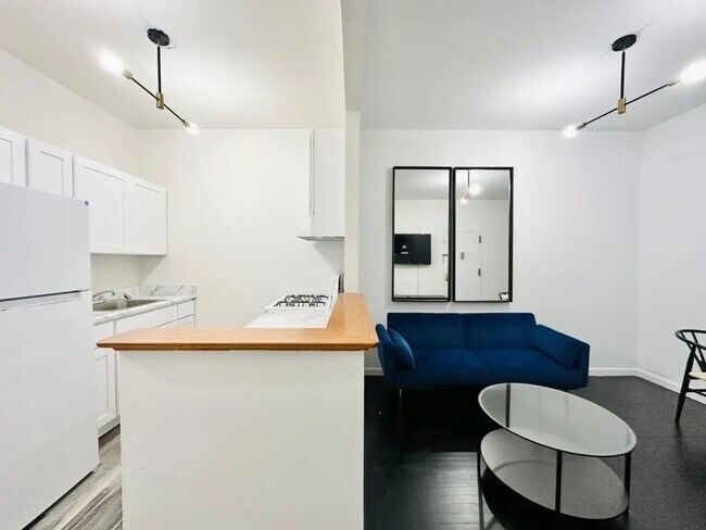 Foto del edificio - Furnished room/NOT APARTMENT