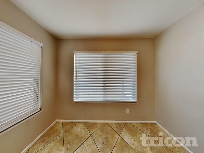 Foto del edificio - 8738 W Golden Ln