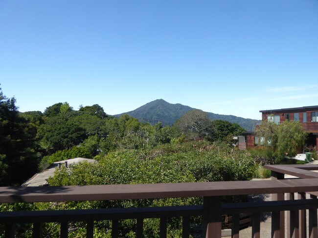 Foto del edificio - MODERN FOUR BEDROOM HOME IN THE GREENBRAE ...
