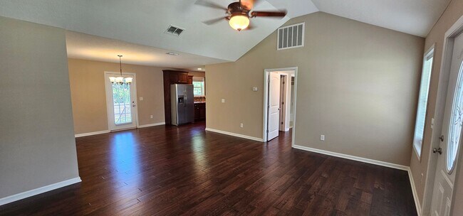 Foto del edificio - Beautiful 3 Bedroom Home with Large Fenced...