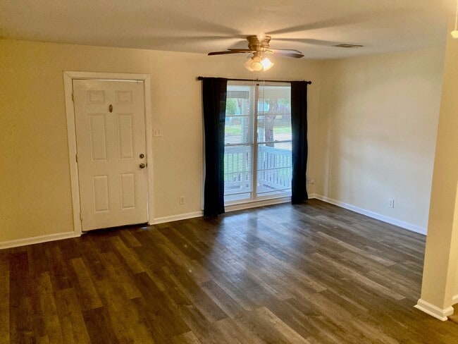 Foto del edificio - 103 Trout Ave