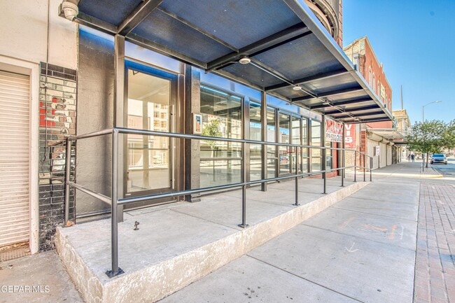 Building Photo - 312 E Overland Ave