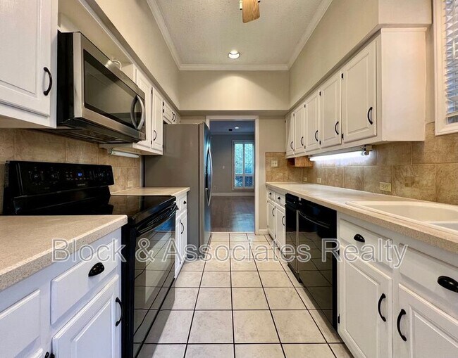 Foto del edificio - 207 Forest View Ct