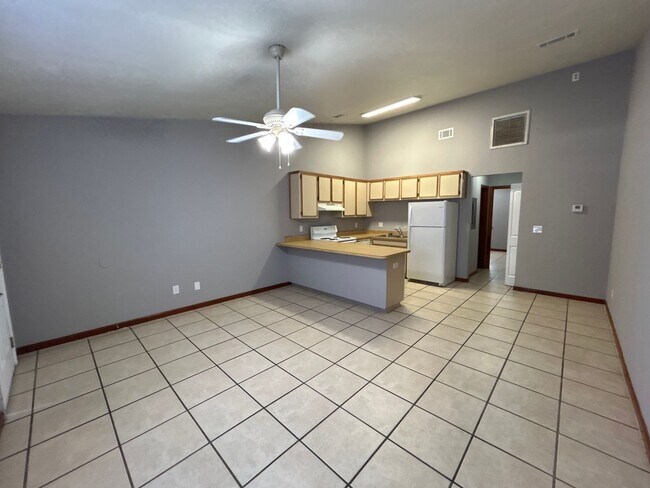 Building Photo - Spacious 1 Bedroom 1 Bathroom! Located Off Ocala Road.