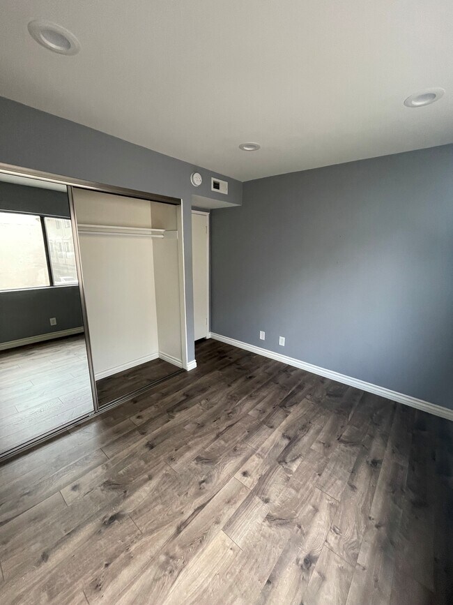 Foto del edificio - 15221 W Magnolia Blvd