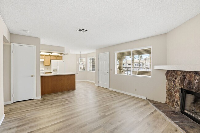 Foto del edificio - 2 bed, 2 bath Condo Right outside of Summerlin!