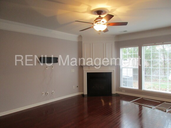 Foto del edificio - 335 Shady Creek Ln