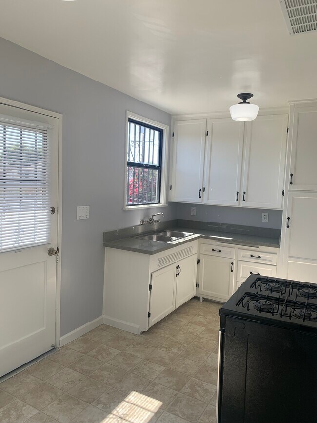 Building Photo - 15721 Brighton Ave