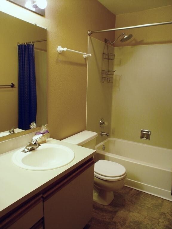 Foto del edificio - Updated 2BR Condo w/ 2 Covered Parking – Kenmore