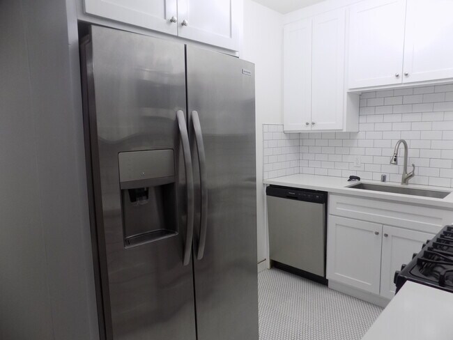 Foto del edificio - 646 S Barrington Ave