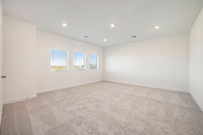 Building Photo - 3210 Blue Grama Bnd