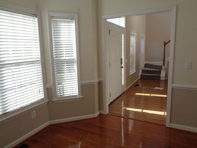 Building Photo - APPLICATIONS PENDING-House For Rent in NW ...
