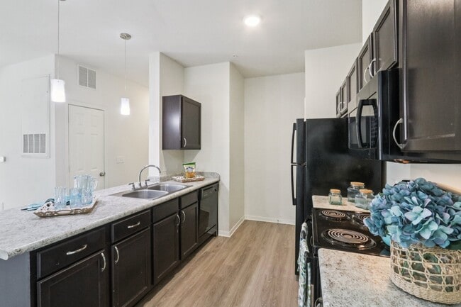 Foto del edificio - Tuckaway Apartment Homes