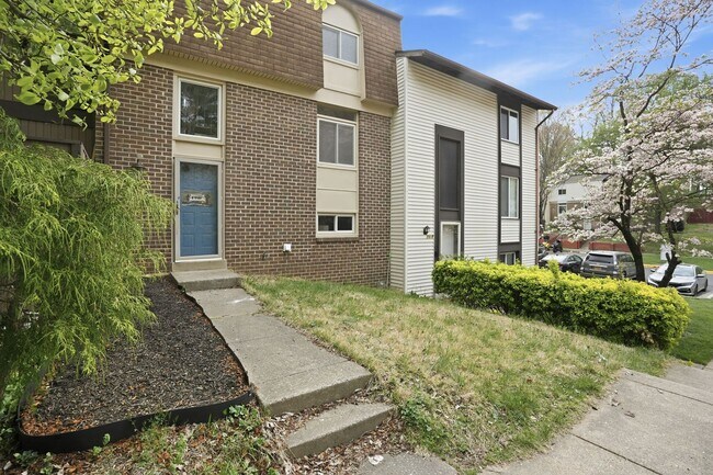 Foto del edificio - Nicely updated and spacious townhouse in the prestigious Lake Ridge community!