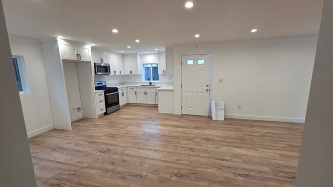 Building Photo - 805 W Glenoaks Blvd