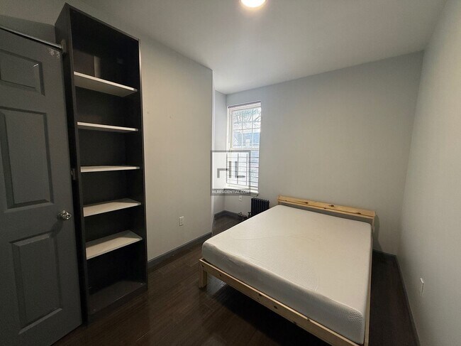 Foto del edificio - Brighton Beach 3BR | 30 Seconds to B/Q Train + Beach Access | Renovated Apartment
