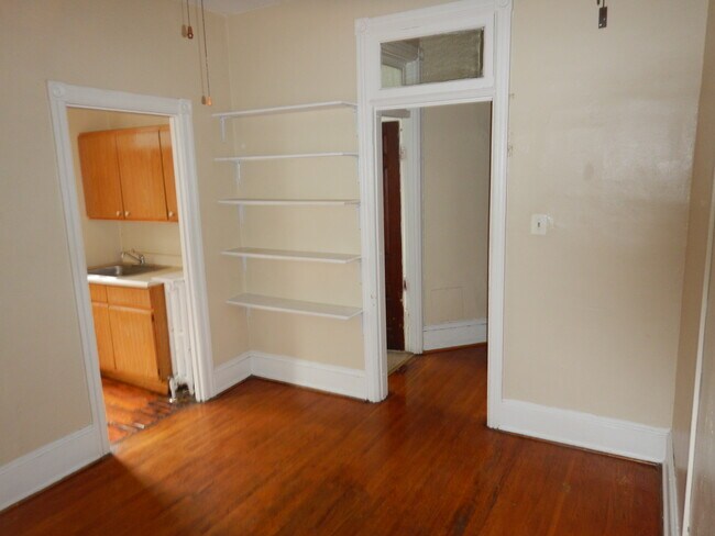 Building Photo - 902 S 49th St