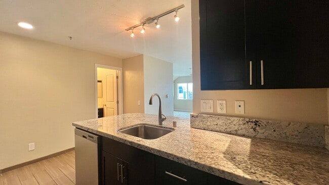 Building Photo - Top Floor Sweet and Spacious studio with resort style amenities and In-Unit Washer & Dryer!