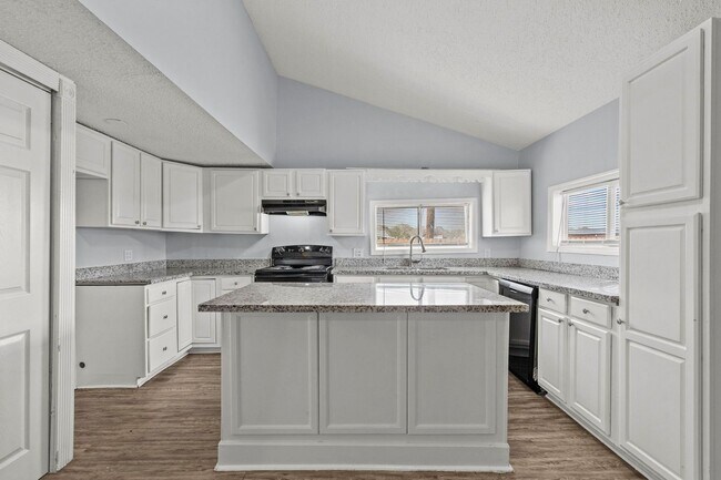 Foto del edificio - Charming 4-Bedroom, 2-Bath Home in Lamarque, TX