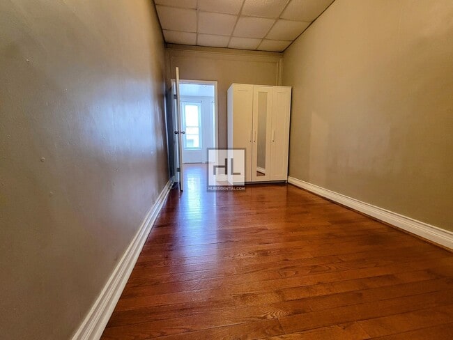 Building Photo - Sunny & Enormous 1BR/Flex 2 in Ridgewood w...