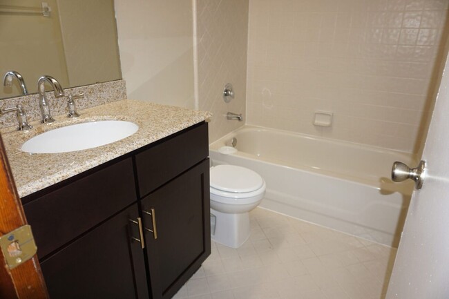 Building Photo - 3 Bedroom/2 Bathroom Townhome