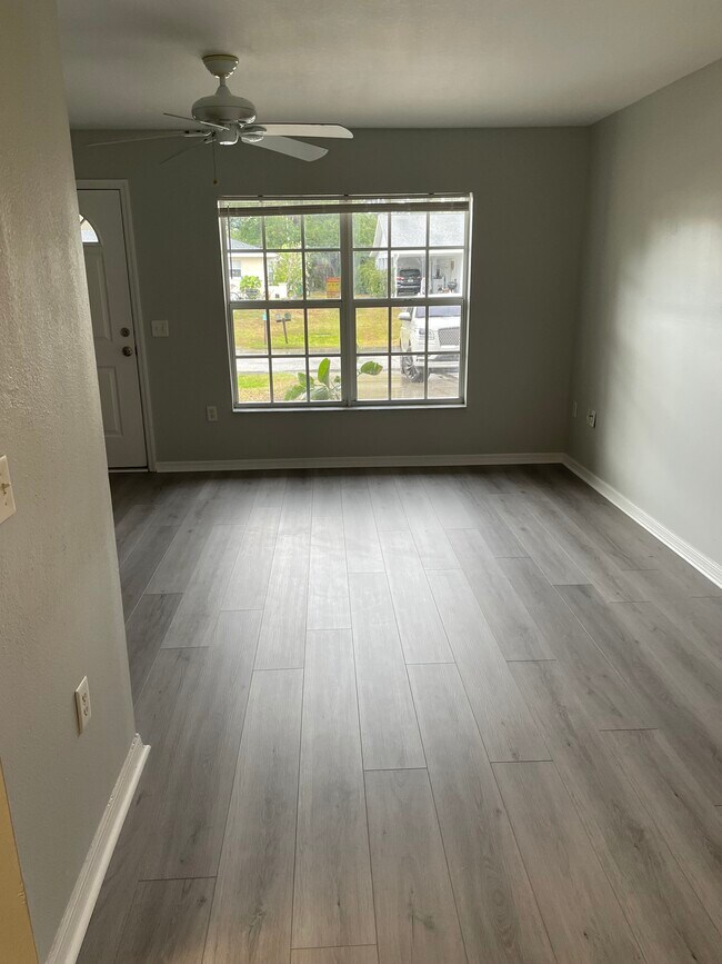 Foto del edificio - 10331 Kidron Ave