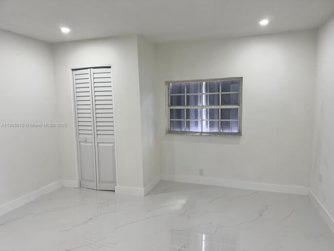 Foto del edificio - 9815 SW 21st St