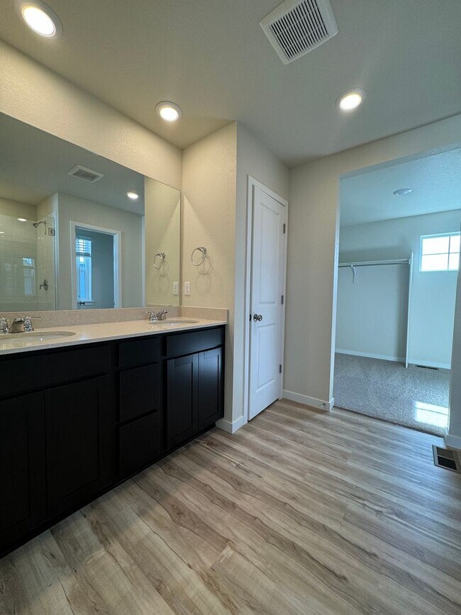 Foto del edificio - Beautiful newer House in Timnath Lakes!