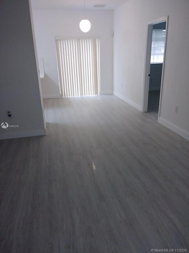 Foto del edificio - 2590 NE 3rd Dr