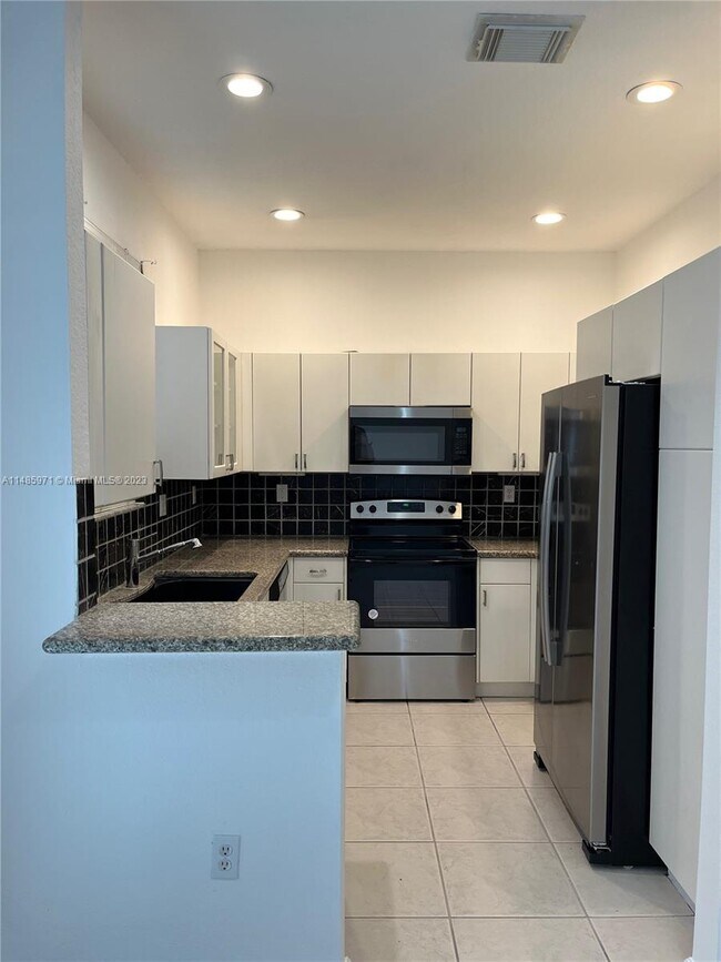 Foto del edificio - 21425 NW 13th Ct