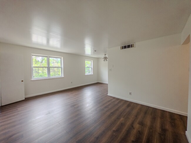 Building Photo - Whiteland Ave Apartments