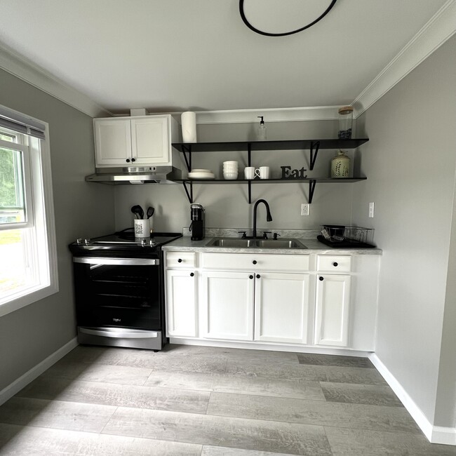 Building Photo - 510 S Sycamore St