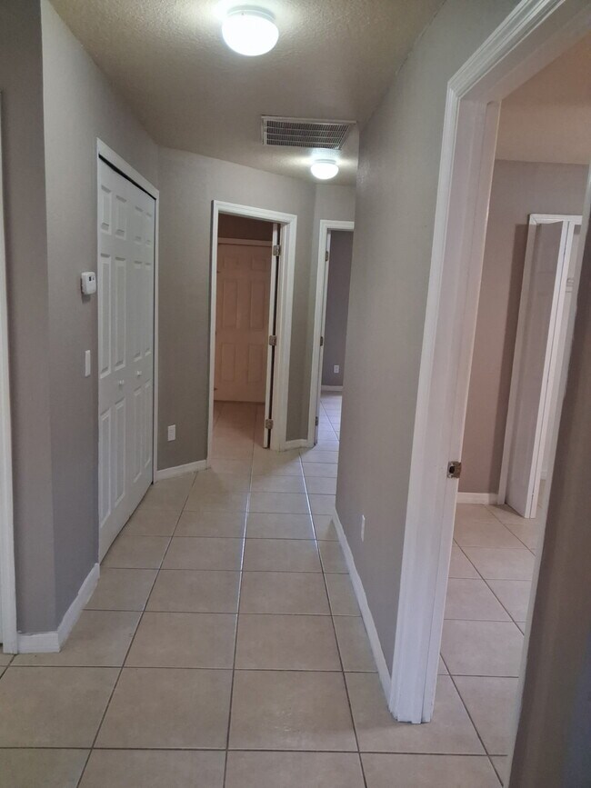 Foto del edificio - 5039 Locke Ln