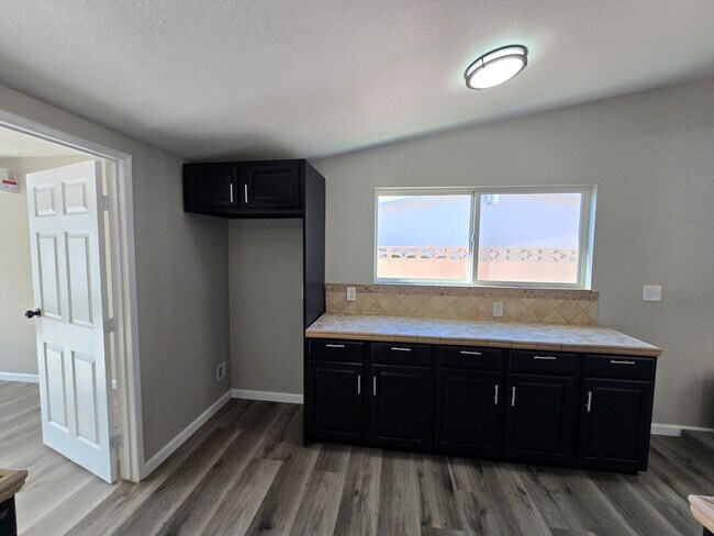 Foto del edificio - Spacious 4- Bedroom Remodeled Home in Palm...