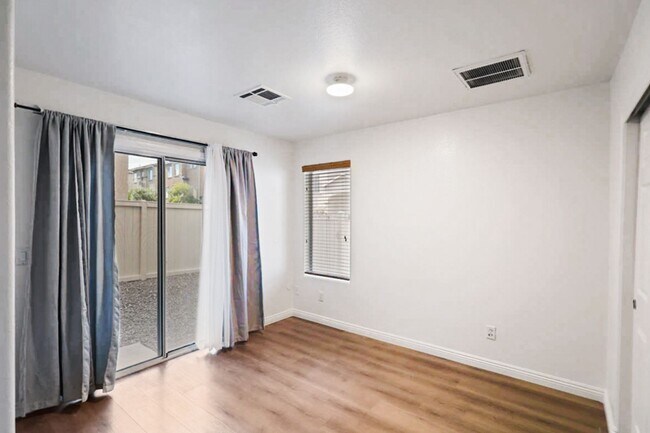 Foto del edificio - Beautiful 3 Bed Home With 3 Full Baths And...