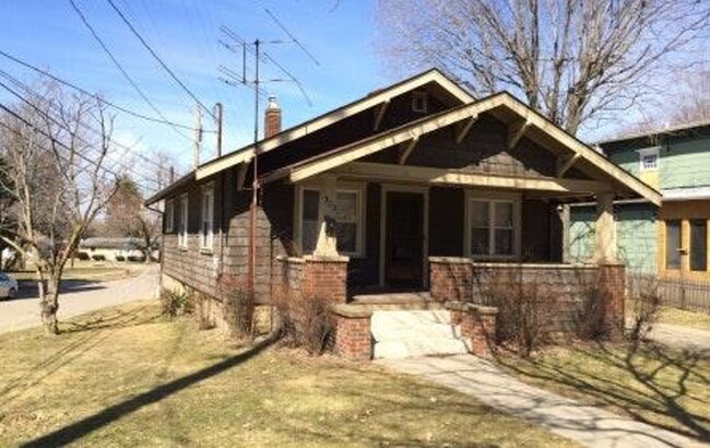 Building Photo - 303 Lake St