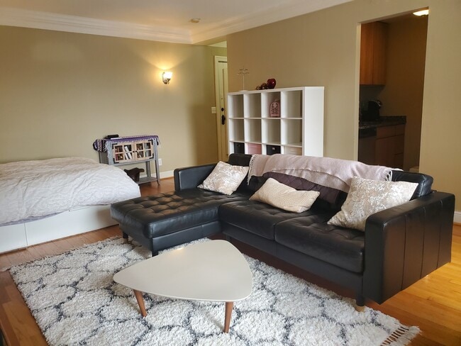 Building Photo - 15 E Kirby St