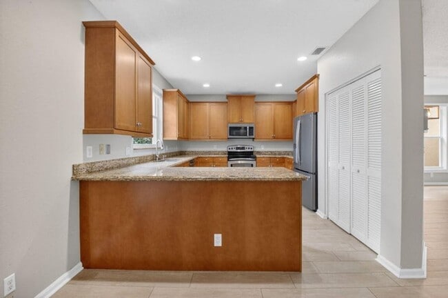 Building Photo - 18196 Clear Brook Cir