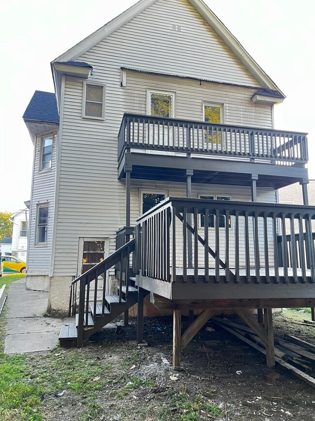 Building Photo - 210 School St