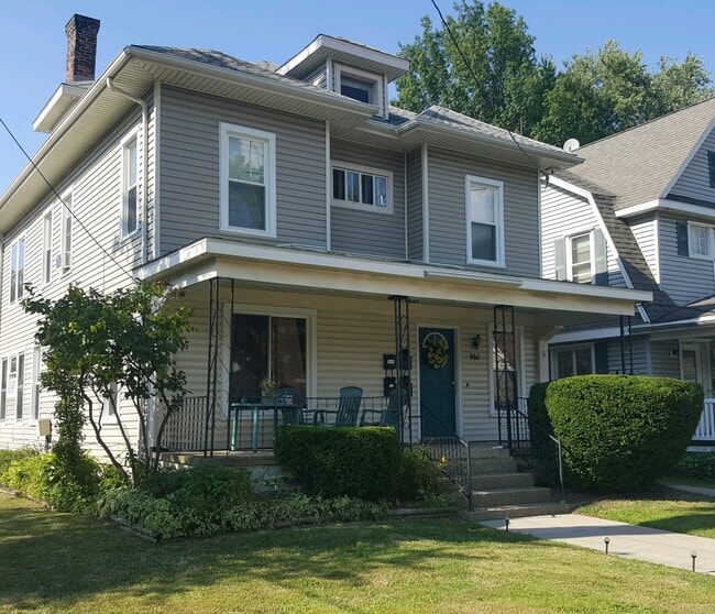 Building Photo - 960 W 8th St