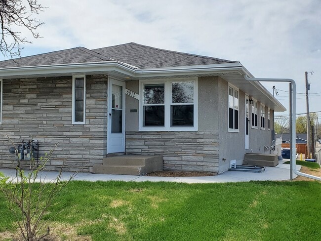 Foto del edificio - Gorgeous 3 bedroom 2 bath - Side by Side Duplex South Minneapolis