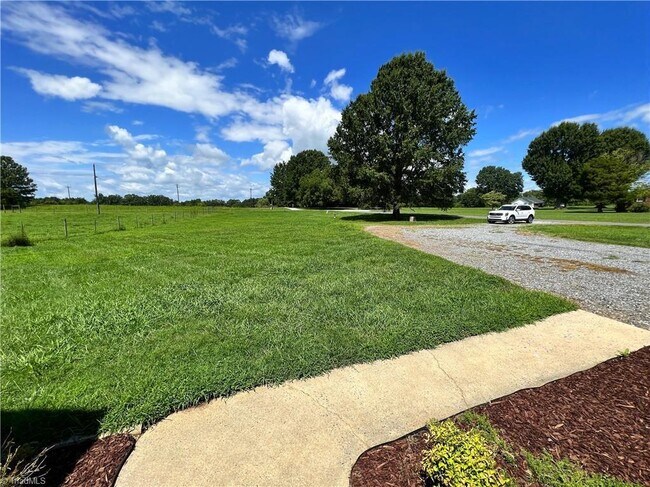 Building Photo - 1761 Ellisboro Rd