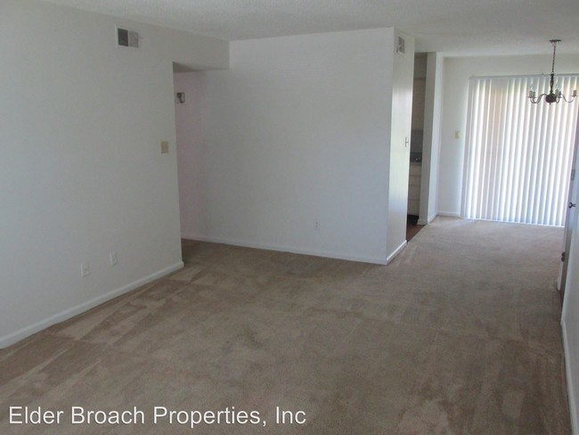 Building Photo - 7993 Shady Oak Trl