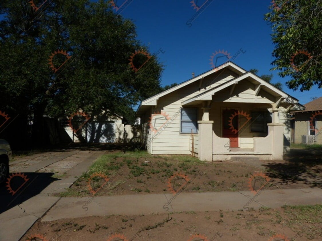 Primary Photo - Spacious 2 bedroom 1 bath with large garage.