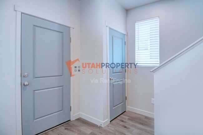 Building Photo - 1025 W 400 S