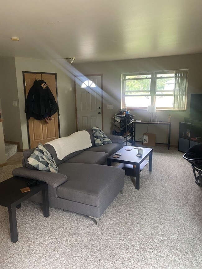 Building Photo - 2 bed 1 bath close to UWEC just off Water ...