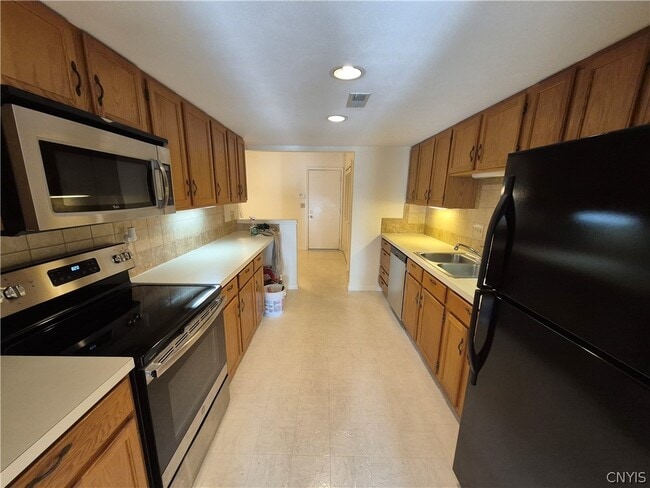 Building Photo - 489 Summerhaven Dr N