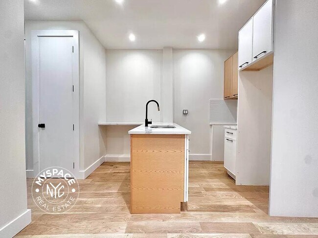 Foto del edificio - 329 E 52nd St